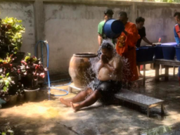 อาบน้ำมนต์